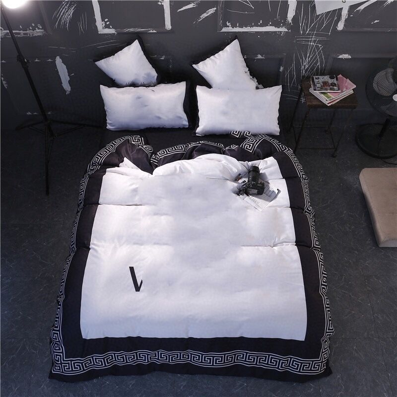V white designer bedding sets duvet cover velvet chic bed comforters sets cover 4 pcs pillow cases size bedding
V white designer bedding sets duvet cover velvet chic bed comforters sets cover 4 pcs pillow cases size bedding