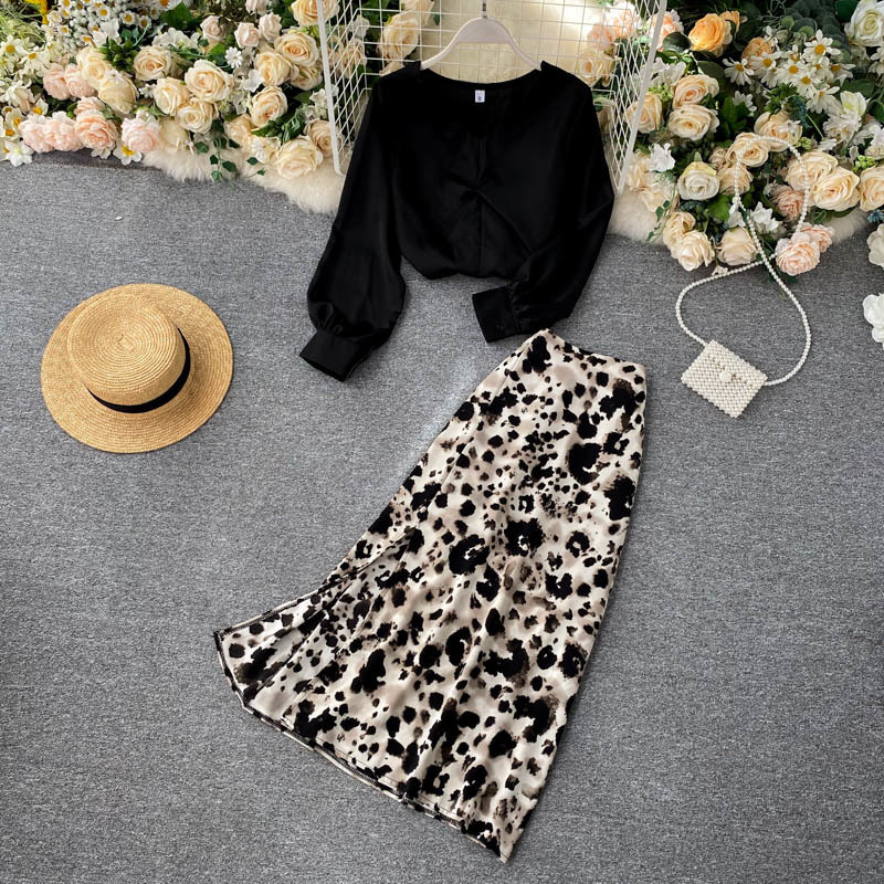 Casual Women Two Piece Set Elegant V-neck Black/White Draped Satin Tops And High Waist Leopard Skirt Lady Fashion Sets Suit 201130
Casual Women Two Piece Set Elegant V-neck Black/White Draped Satin Tops And High Waist Leopard Skirt Lady Fashion Sets Suit 201130