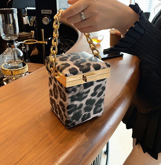 Fashion Shoulder Crossbody Bags Woman Evening Bag Trunk Shape Hot Selling Designer Bags 2020 Retro Special Parttern High Quality Classic
Fashion Shoulder Crossbody Bags Woman Evening Bag Trunk Shape Hot Selling Designer Bags 2020 Retro Special Parttern High Quality Classic