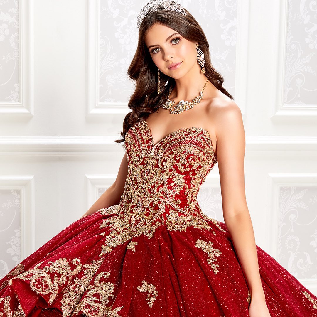 Sparkly Red Beaded Ball Gown Quinceanera Dresses Sequined Sweetheart Neck Lace Appliqued Prom Gowns Sweep Train Tulle Tiered Sweet 15 Dress