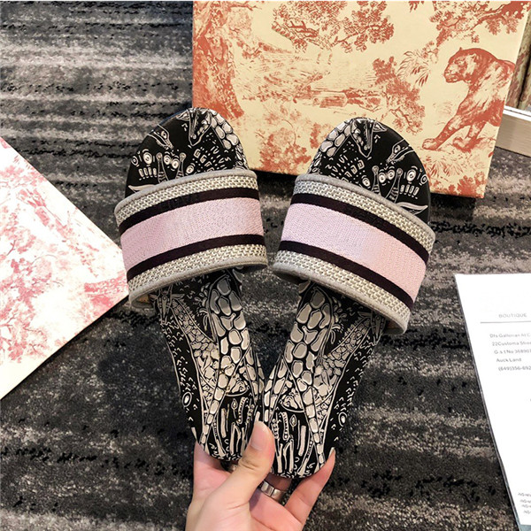 2021 paris Embroidered Dazzle designer women womens ladies scuffs summer outdoor beach Floral striped causal flip flops flat Slide Slippers sandals rainbow diors
2021 paris Embroidered Dazzle designer women womens ladies scuffs summer outdoor beach Floral striped causal flip flops flat Slide Slippers sandals rainbow diors