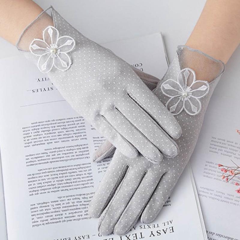 Five Fingers Gloves Summer Women UV Sunscreen Short Sun Female Fashion Silk Lace Driving Of Thin Touch Screen Sexy Lady
Five Fingers Gloves Summer Women UV Sunscreen Short Sun Female Fashion Silk Lace Driving Of Thin Touch Screen Sexy Lady