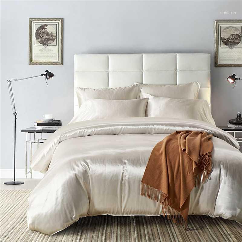 3Pcs Bedding Set Simulated Silk Quilt Bedding Set with 2 Standard Pillow Shams Cushion Covers Europe Size Duvet Cover Sets1
3Pcs Bedding Set Simulated Silk Quilt Bedding Set with 2 Standard Pillow Shams Cushion Covers Europe Size Duvet Cover Sets1