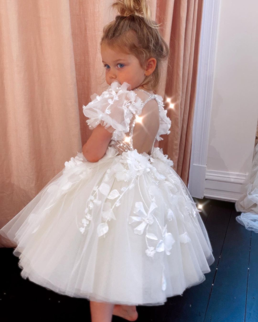 White Beaded Ball Gown Girls Pageant Dresses 3D Appliqued Short Sleeves Princess Flower Girl Dress Tea Length Tulle First Communion Gowns 326 326