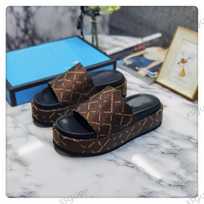New fashion couple slippers design wear men and women summer fashion beach non-slip thick bottom high quality slippers size 35-44, Black;grey
New fashion couple slippers design wear men and women summer fashion beach non-slip thick bottom high quality slippers size 35-44, Black;grey