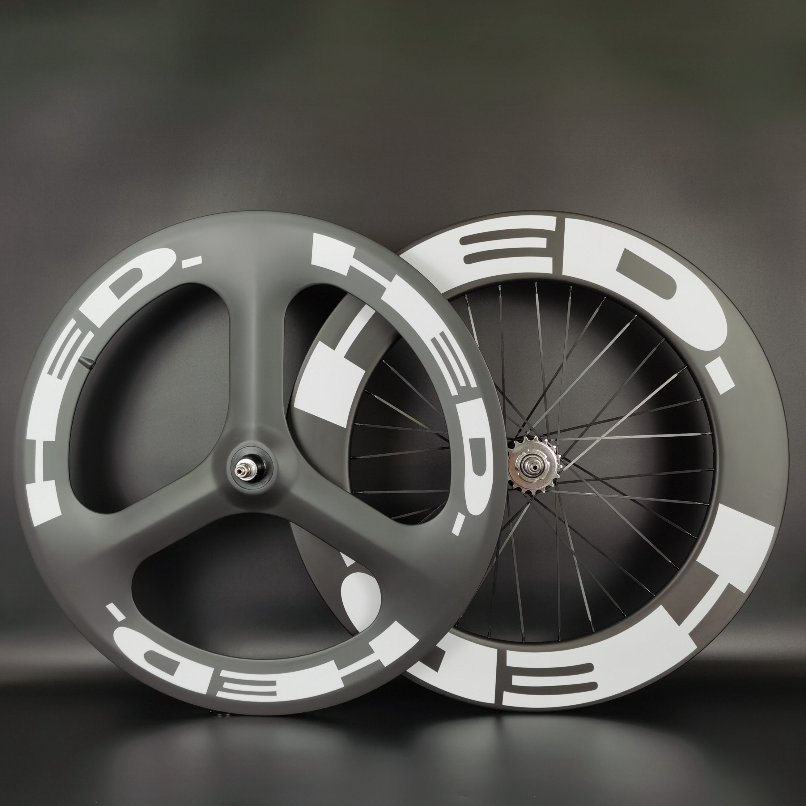 HED 700C carbon wheels front tri-spoke rear 88mm depth road/track bike clincher/tubular 3-spoke Fixed Gear wheelset with UD matte finish
HED 700C carbon wheels front tri-spoke rear 88mm depth road/track bike clincher/tubular 3-spoke Fixed Gear wheelset with UD matte finish