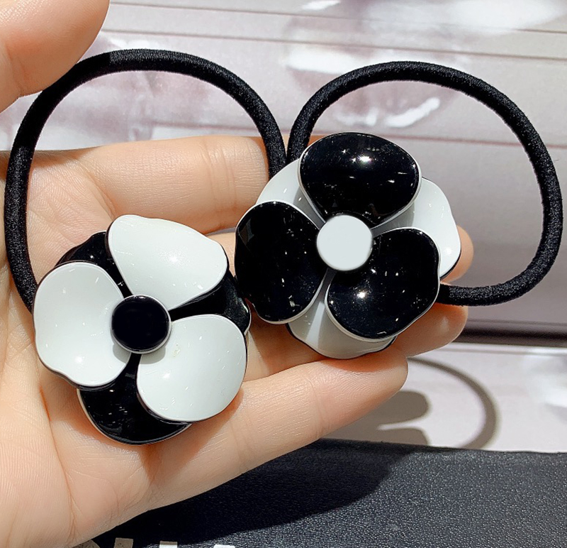 Fashion black and white acrylic flower hair rope rubber bands hairpins popular headwear jewelry in European and American countries
Fashion black and white acrylic flower hair rope rubber bands hairpins popular headwear jewelry in European and American countries