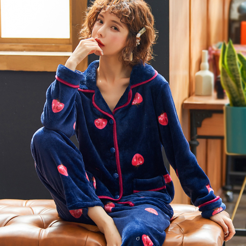 2021 New Women's Winter Put on Printed Thick Hot Flannel Pajamas Plus Size Turn Down Collar Homewear Buqm, Blue strawberry.
2021 New Women's Winter Put on Printed Thick Hot Flannel Pajamas Plus Size Turn Down Collar Homewear Buqm, Blue strawberry.