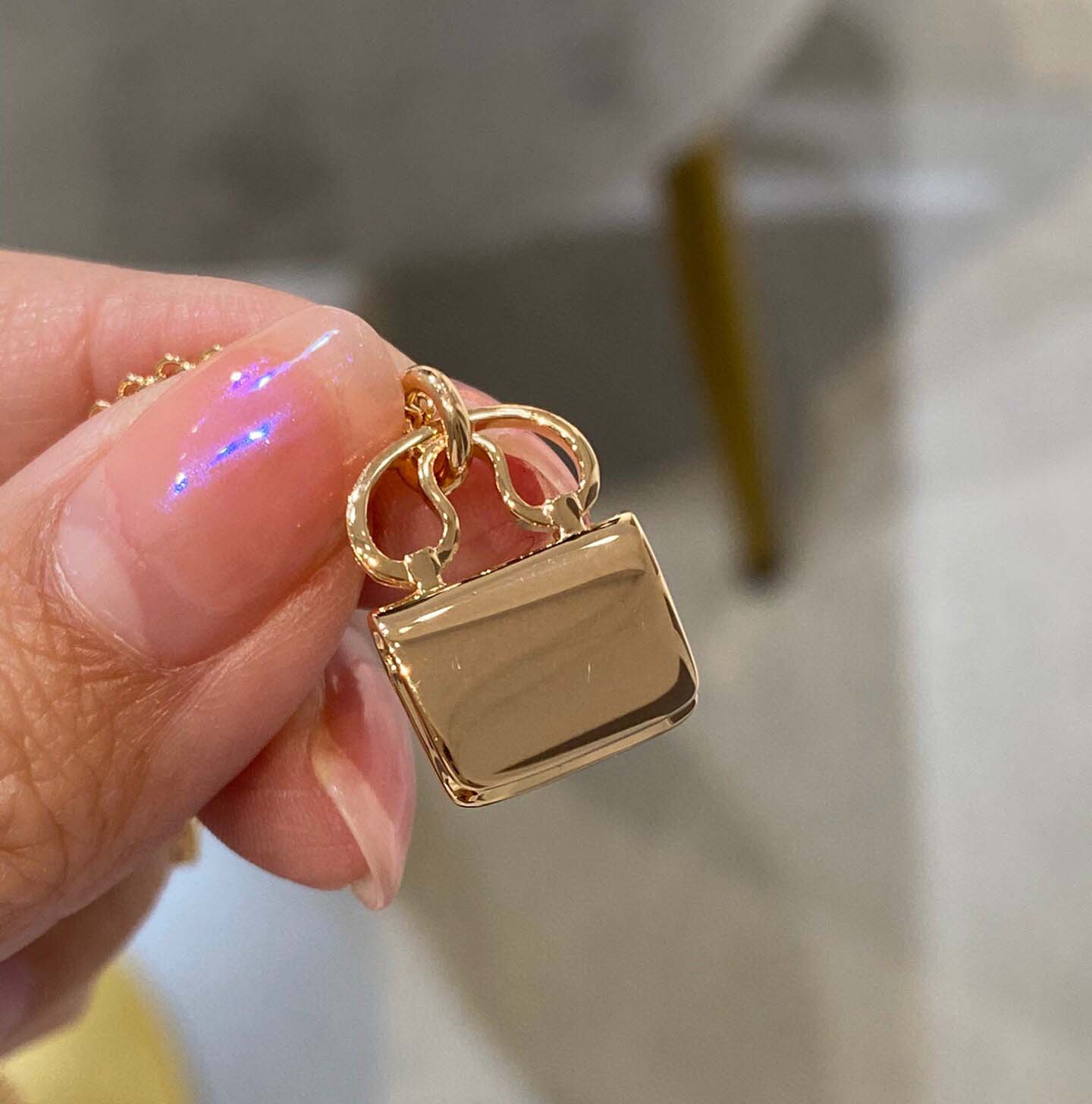 Handbag pendant necklace with diamond and stamp in 18k rose gold and platinum color for women engagement jewelry gift Free
Handbag pendant necklace with diamond and stamp in 18k rose gold and platinum color for women engagement jewelry gift Free