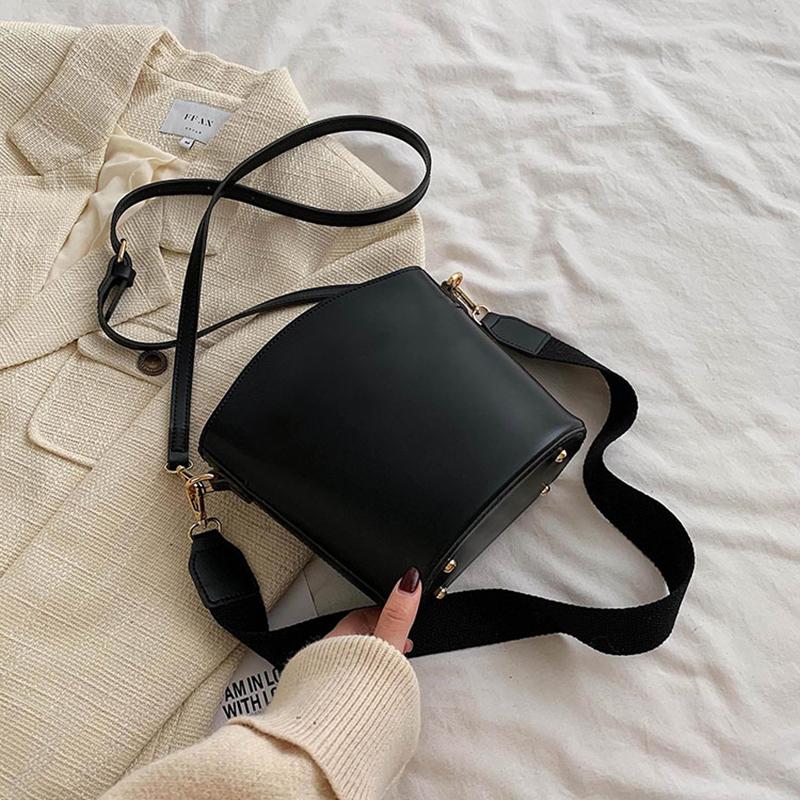 Retro fashion bag women's new fashion 2021 Shoulder Bag Messenger autumn winter versatile leisure bucket women's leather, Black
Retro fashion bag women's new fashion 2021 Shoulder Bag Messenger autumn winter versatile leisure bucket women's leather, Black