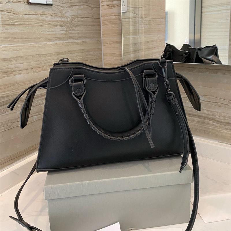 Women Fashion Handbag Luxury Shoulder Bag Genuine Leather Tassel Crossbody Bag Ladies ClASSIC Designer Brand Tote New 2021, Black
Women Fashion Handbag Luxury Shoulder Bag Genuine Leather Tassel Crossbody Bag Ladies ClASSIC Designer Brand Tote New 2021, Black
