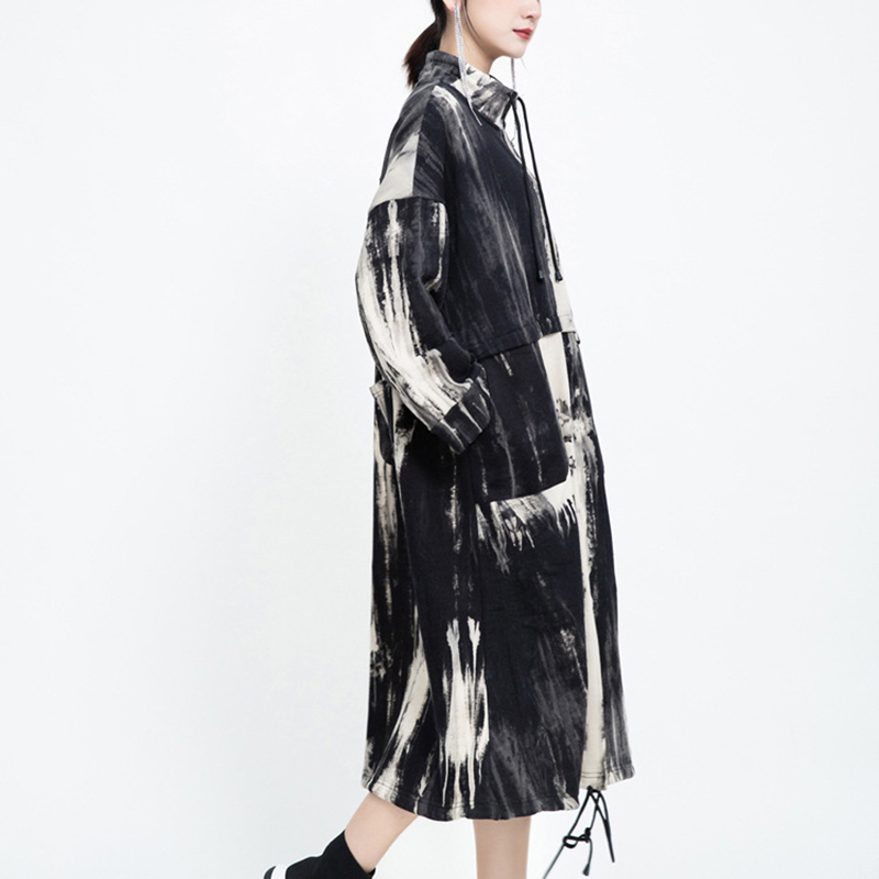 [EAM] Women Pattern Printed Big Size Long Trench New Stand Collar Long Sleeve Loose Fit Windbreaker Fashion Spring LJ201128