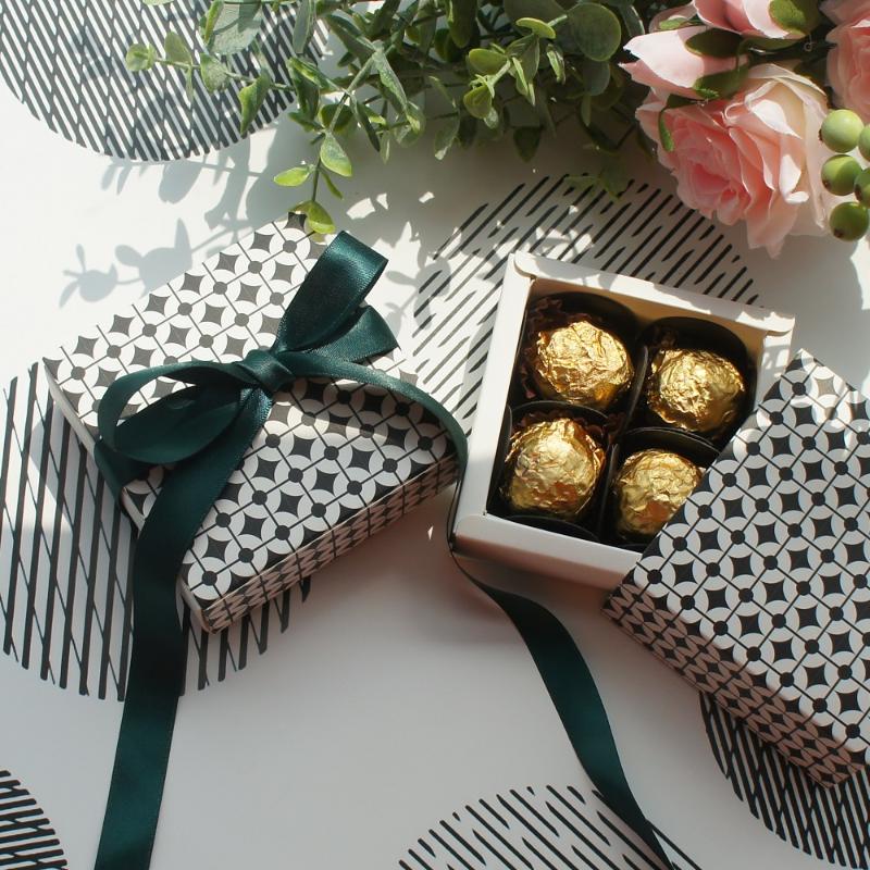 8.9*8.9*3.5CM Black White Round Design 10 Set Chocolate Paper Box Valentine's Day Candy Candy Boxes DIY Handmade Use
8.9*8.9*3.5CM Black White Round Design 10 Set Chocolate Paper Box Valentine's Day Candy Candy Boxes DIY Handmade Use