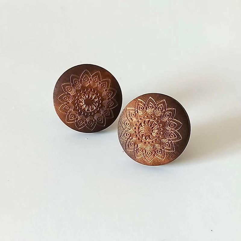 2020 New Africa Black Queen Coffee Wood Engraved Flower Round Button Stud Earrings Vintage Party Jewelry Wooden DIY Accessory
2020 New Africa Black Queen Coffee Wood Engraved Flower Round Button Stud Earrings Vintage Party Jewelry Wooden DIY Accessory