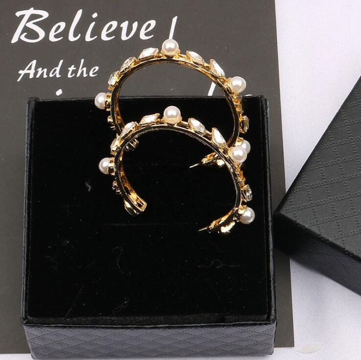 New elegant French arc geometry metal temperament simple fashion sense pearl diamond small fragrance C-shaped earrings gift for love
New elegant French arc geometry metal temperament simple fashion sense pearl diamond small fragrance C-shaped earrings gift for love