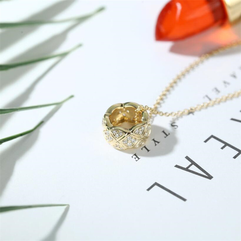 Sterg Sier Women's Clavicle Necklace: Circle Pendant with White Sapphire CZ Dia