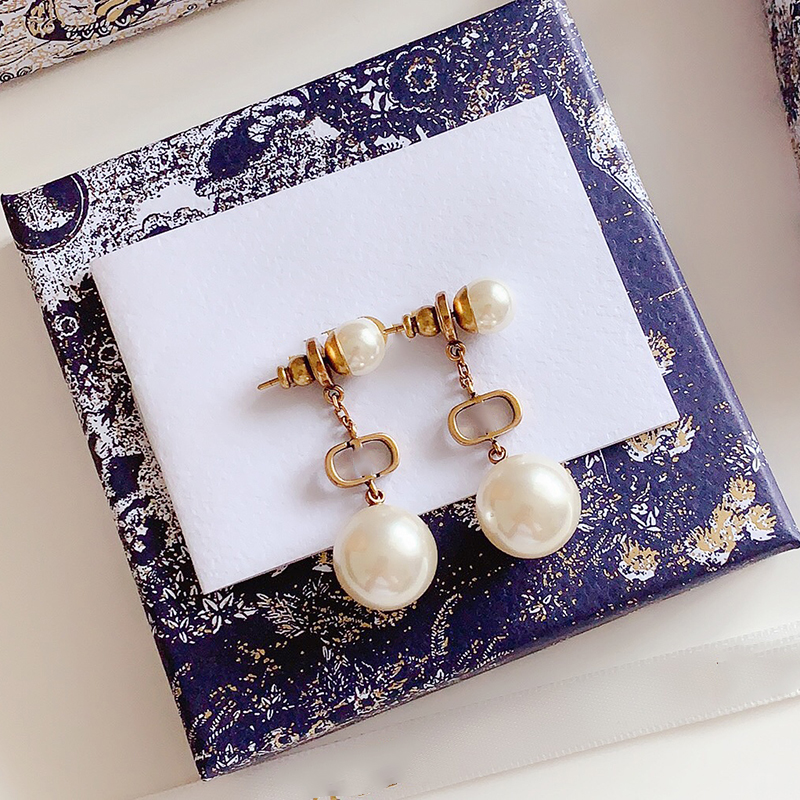 2021 Women's Stud Designer High Quality Classic Letter Logo Size Pearl Pendant Earrings 925 Silver Needle L-D39
2021 Women's Stud Designer High Quality Classic Letter Logo Size Pearl Pendant Earrings 925 Silver Needle L-D39