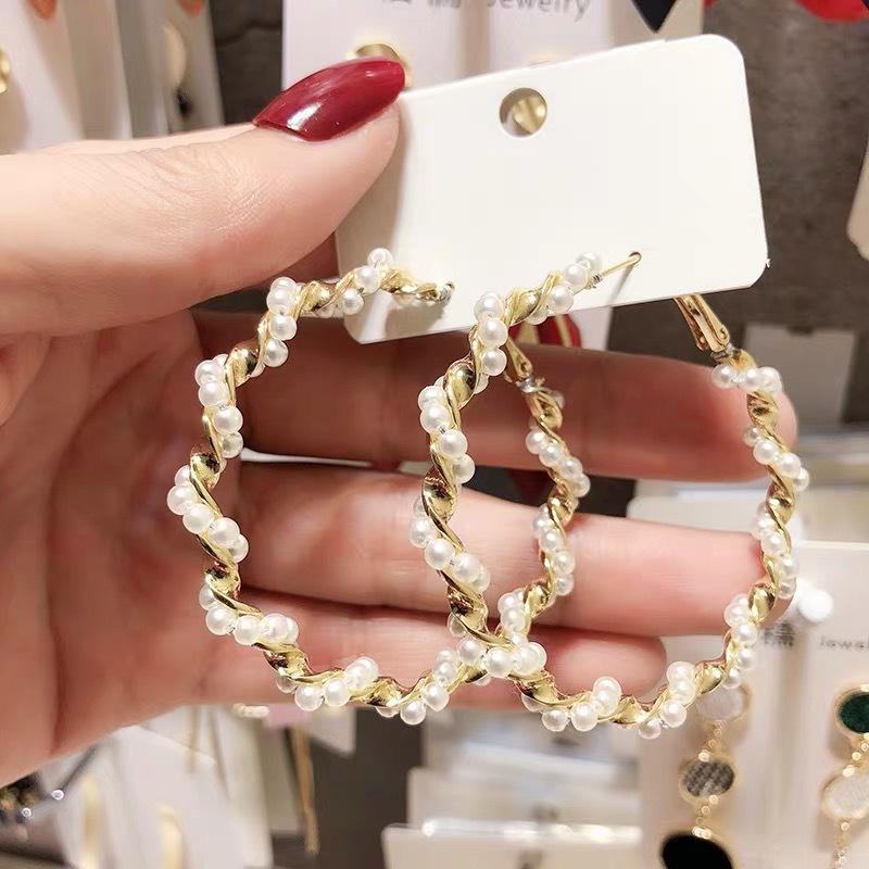 Korean Imitation Pearl Gold Hoop Earrings For Women Large Circle Twisted Vintage Earring Hoops Wedding Earings Jewelry oorringen
Korean Imitation Pearl Gold Hoop Earrings For Women Large Circle Twisted Vintage Earring Hoops Wedding Earings Jewelry oorringen