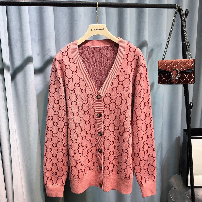Early spring 2021 new heavy industry double letter jacquard V-neck pink Yang Mi same sweater cardigan for lovers, White;black
Early spring 2021 new heavy industry double letter jacquard V-neck pink Yang Mi same sweater cardigan for lovers, White;black