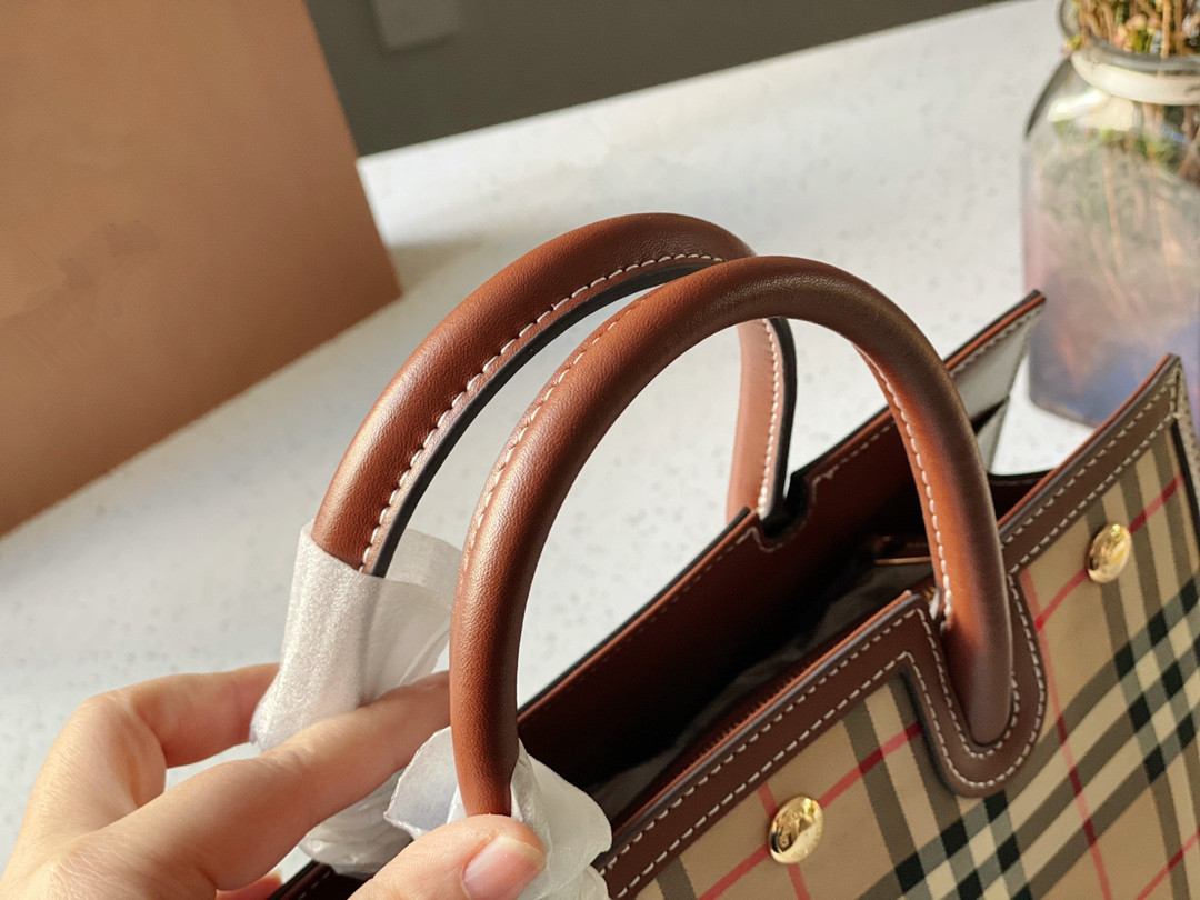 2021 upgrade new fashionable canvas handbag, very Ness unique and novel size 32*25cm
2021 upgrade new fashionable canvas handbag, very Ness unique and novel size 32*25cm