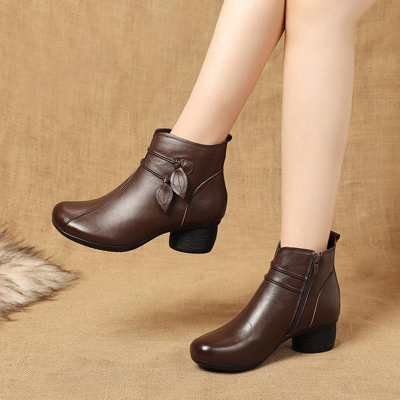 Autumn and winter new short boots women's leather retro boots women's antiskid sole Plush mother's cotton shoes, Black
Autumn and winter new short boots women's leather retro boots women's antiskid sole Plush mother's cotton shoes, Black