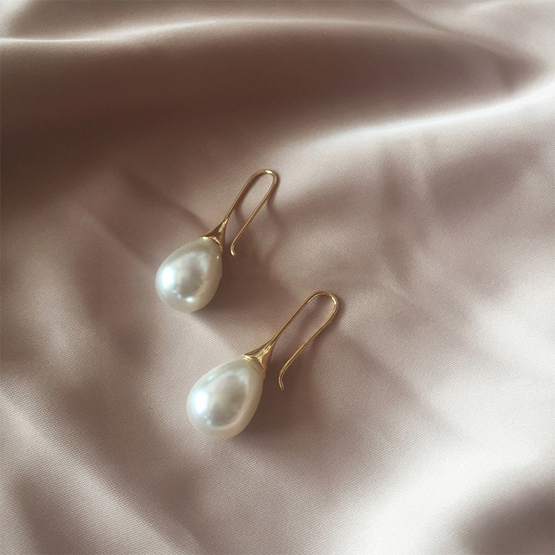 Retro style pearl earrings lady temperament drop shaped Pearl Earrings exquisite Earrings dinner party accessories collocation
Retro style pearl earrings lady temperament drop shaped Pearl Earrings exquisite Earrings dinner party accessories collocation