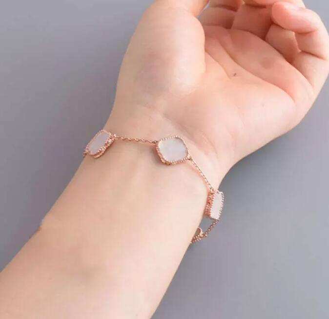 6 Colors Fashion Classic 4/Four Leaf Clover Charm Bracelets Bangle vc Chain highquality Agate Shell Mother-of-Pearl for Girls Wedding designer Jewelry gifts
6 Colors Fashion Classic 4/Four Leaf Clover Charm Bracelets Bangle vc Chain highquality Agate Shell Mother-of-Pearl for Girls Wedding designer Jewelry gifts