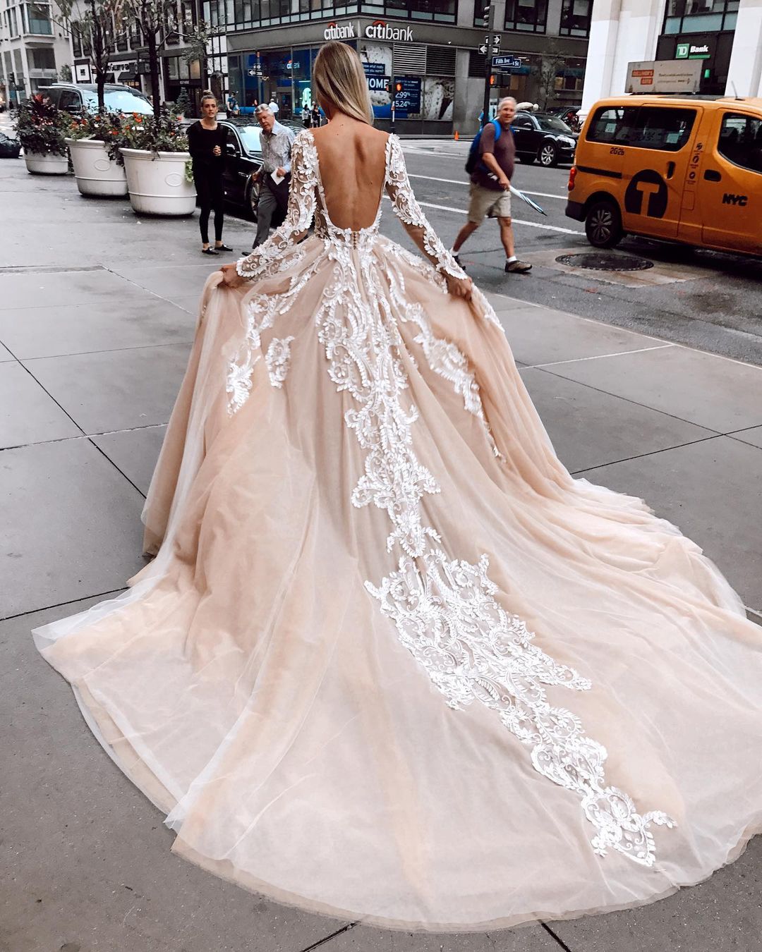 A Line Anazing Lace Backless Wedding Dresses Sheer Bateau Neck Long Sleeves Bridal Gowns Sweep Train Tulle Robe De Marie