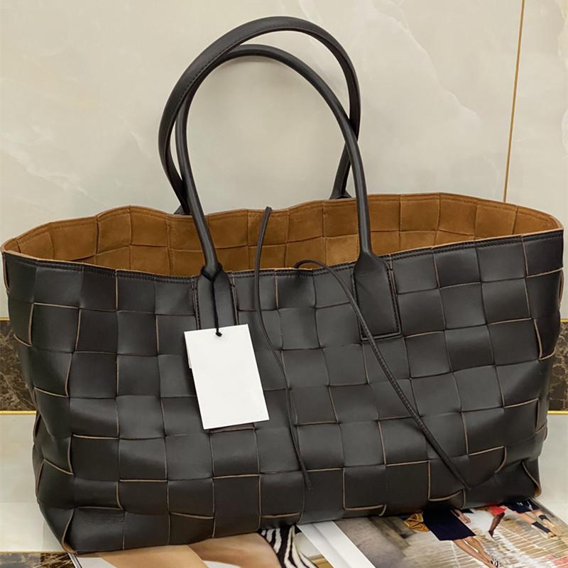 Large handmade woven bag Turn down the dark color genuine leather It's very textured 70032 Exquisite workmanship womens designer handbags
Large handmade woven bag Turn down the dark color genuine leather It's very textured 70032 Exquisite workmanship womens designer handbags