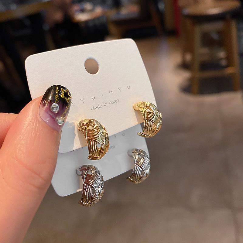Korean New Hollow Arc Metal Stud Earrings For Women Fashion Jewelry Gemetric Vintage Earings
Korean New Hollow Arc Metal Stud Earrings For Women Fashion Jewelry Gemetric Vintage Earings