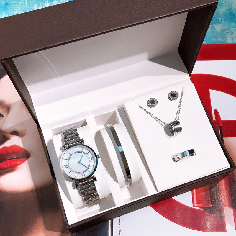 New Fashion Top Quality Womens Watches Jewelry Sets Rings Necklace Earrings Bracelet Lady Gift Classic Diamond Wristwatch Designer Jewelry
New Fashion Top Quality Womens Watches Jewelry Sets Rings Necklace Earrings Bracelet Lady Gift Classic Diamond Wristwatch Designer Jewelry