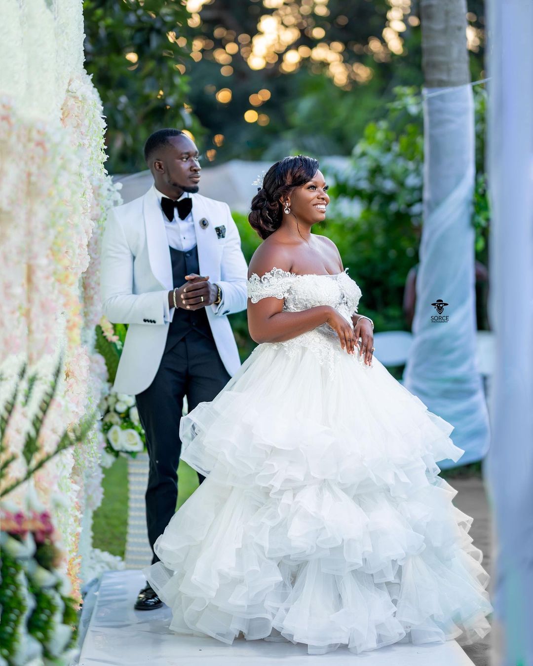 A Line Stunning Lace Wedding Dresses Off The Shoulder Neck Tiered Bridal Gowns Sweep Train Tulle Robe De Marie