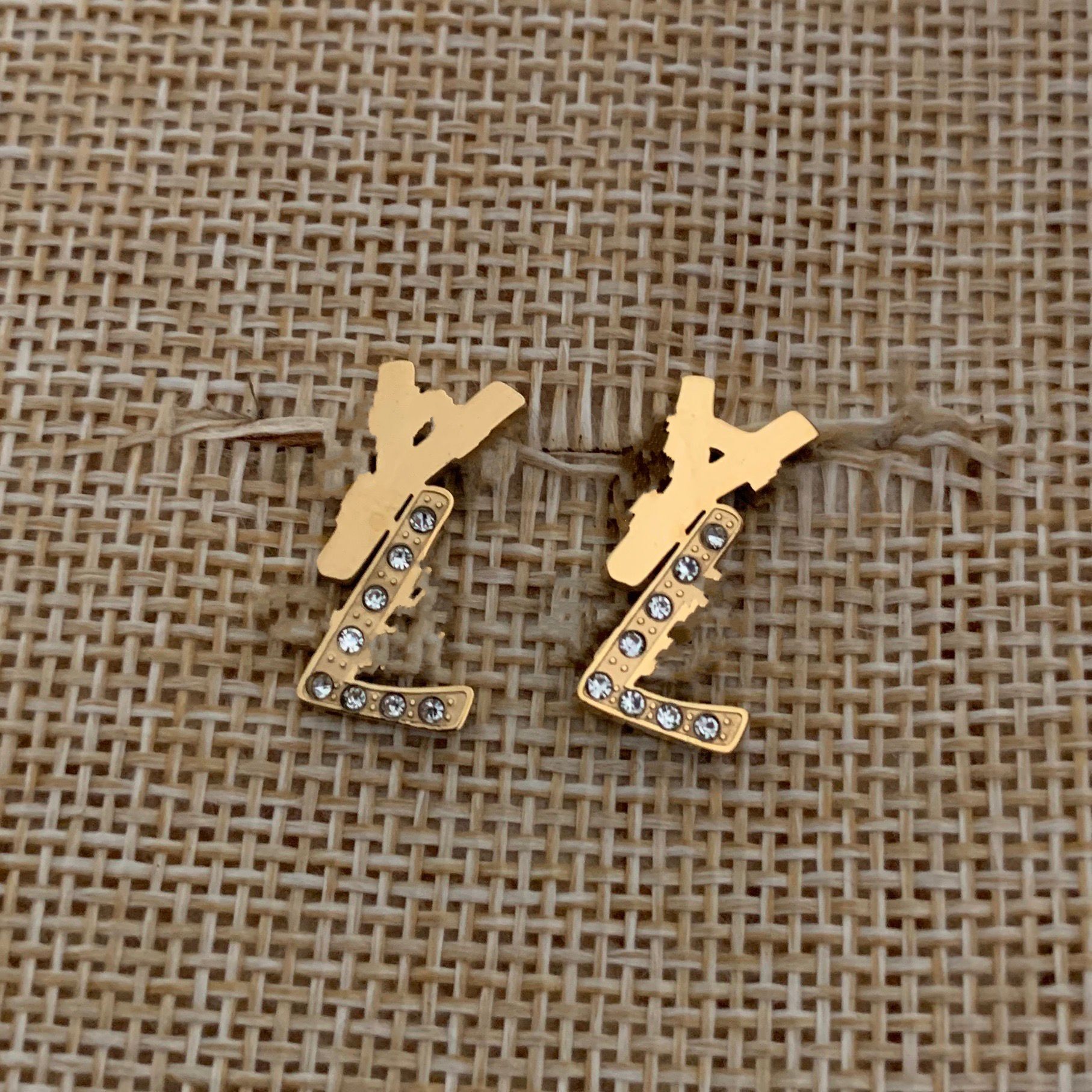 Never fade easy chic jewelry men letter large small studs Classic design diamond earrings 316L Stainless Steel silver elagant women stud earring Wholesale
Never fade easy chic jewelry men letter large small studs Classic design diamond earrings 316L Stainless Steel silver elagant women stud earring Wholesale