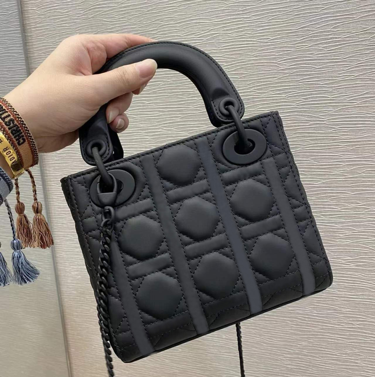 Big-name designer ladies one-shoulder messenger bag 2021 retro all-match clamshell PU leather letters female party handbag, Black
Big-name designer ladies one-shoulder messenger bag 2021 retro all-match clamshell PU leather letters female party handbag, Black