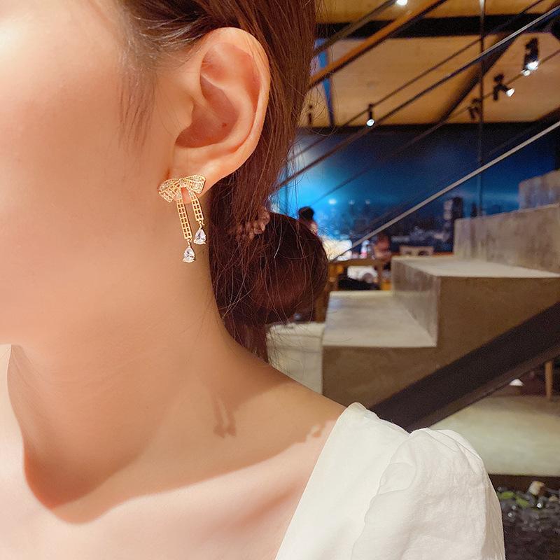 Zircon Bow Earrings For Women 2020 New Japanese And Korean Elegant Style Earrings Fashion Temperament Holiday Gift
Zircon Bow Earrings For Women 2020 New Japanese And Korean Elegant Style Earrings Fashion Temperament Holiday Gift