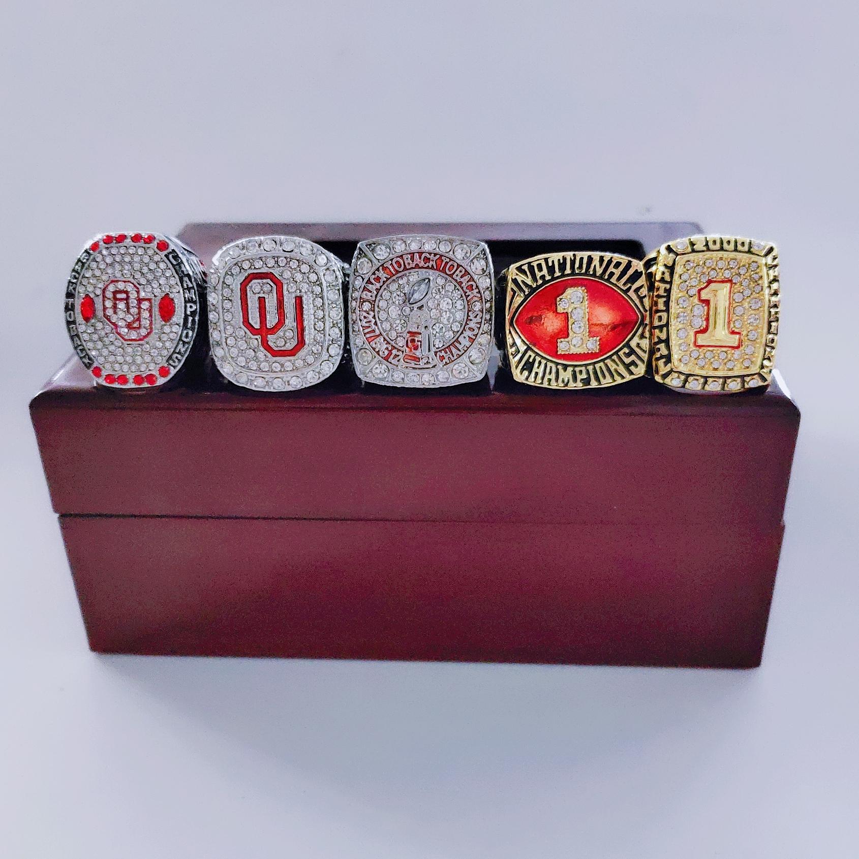 5pcs/set 1985 2000 2015 2016 2017 Oklahoma Sooners Team Souvenir Champions Championship Ring with Wooden Display Box Men Fan Gift 2020
5pcs/set 1985 2000 2015 2016 2017 Oklahoma Sooners Team Souvenir Champions Championship Ring with Wooden Display Box Men Fan Gift 2020
