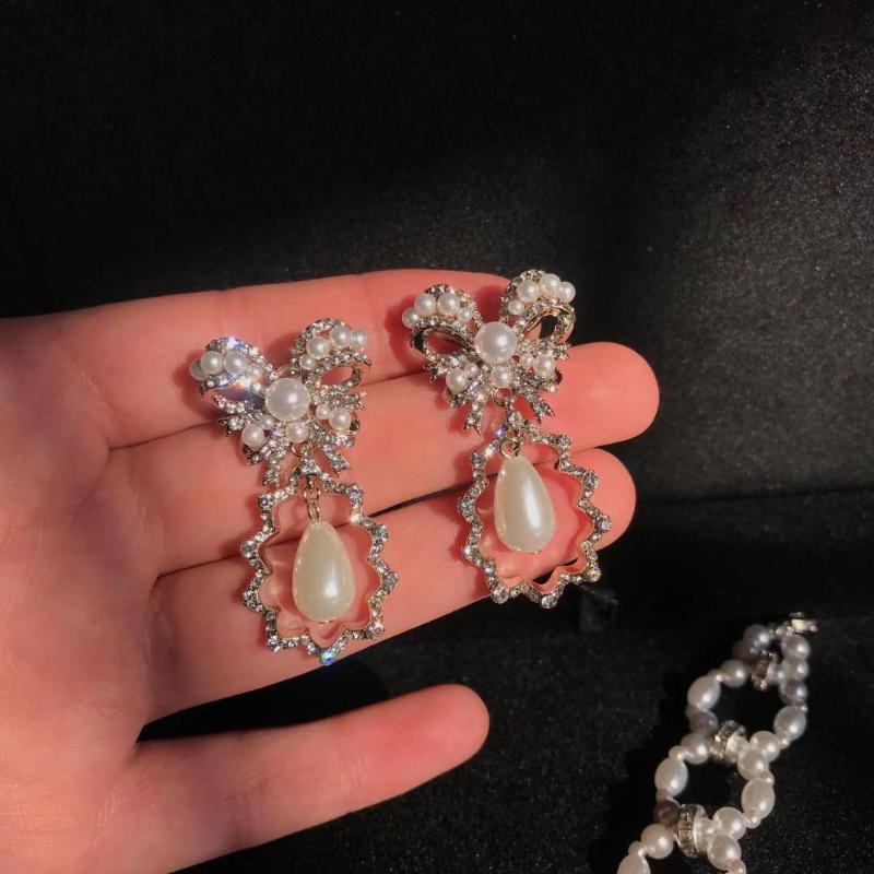 New bow-knot, pearl, water drop, small fragrance earrings, earrings, temperament, fashionable ladies dress earrings 
New bow-knot, pearl, water drop, small fragrance earrings, earrings, temperament, fashionable ladies dress earrings
