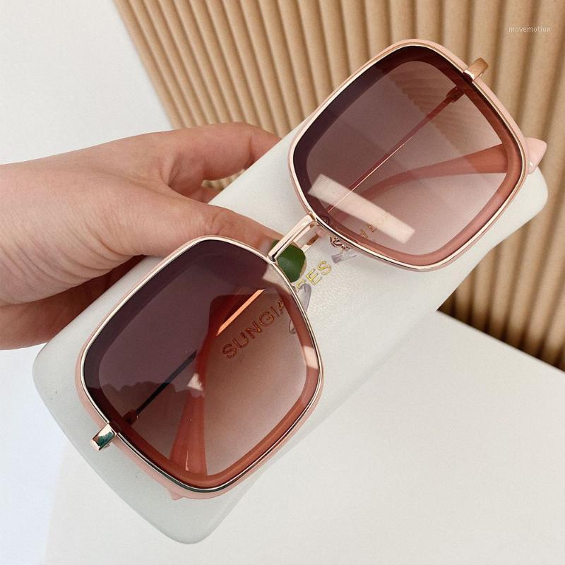 QPeClou 2020 New Fashion Vintage Square Sunglasses Women Brand Designer Brown Sun Glasses Female Big Frame Shades1
QPeClou 2020 New Fashion Vintage Square Sunglasses Women Brand Designer Brown Sun Glasses Female Big Frame Shades1