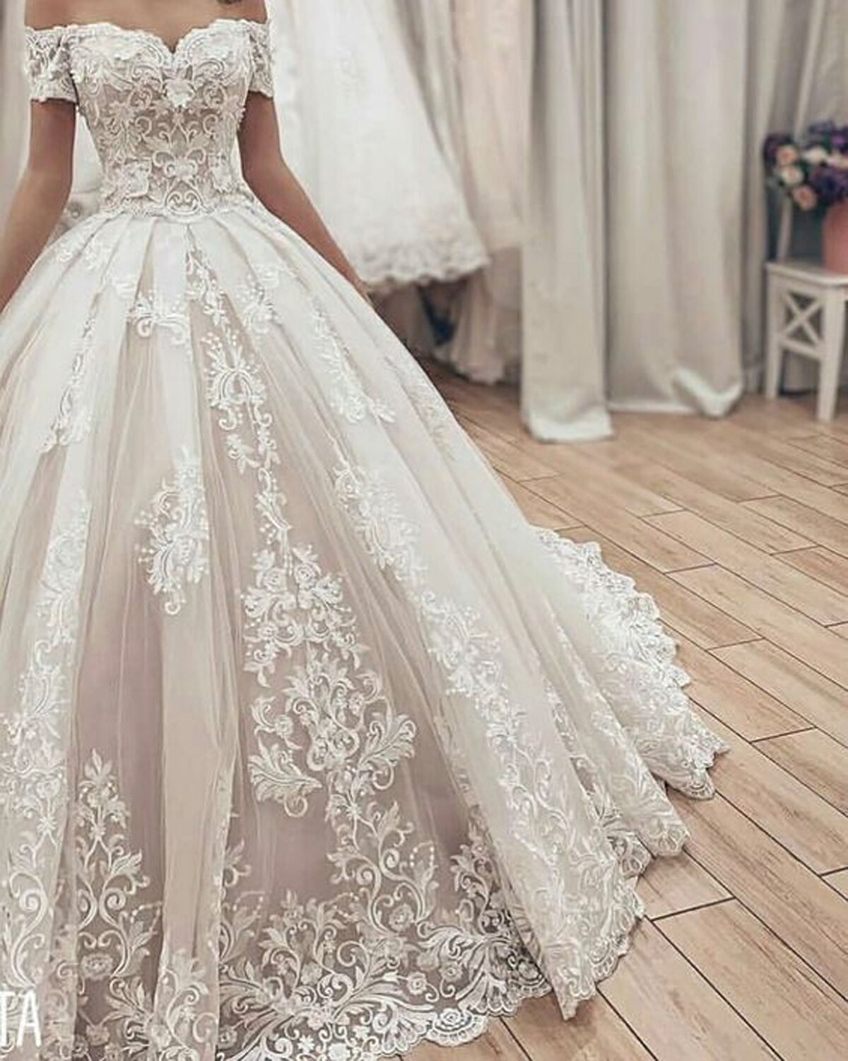 Vintage Princess Ball Gown Wedding Dress Off Shoulder Full Lace Appliques Tulle Bridal Gowns Sweep Train Custom Made Vestidos De Novia