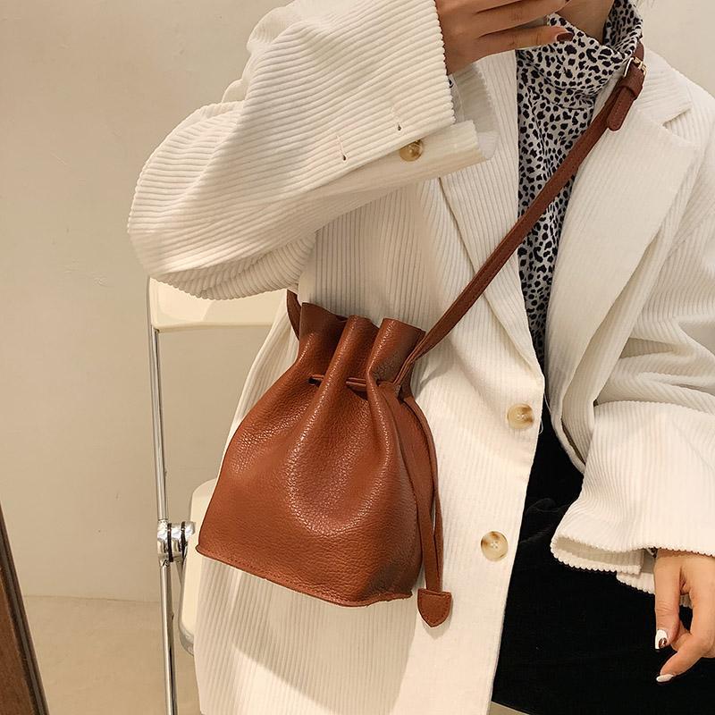 Crossbody Bag 2021 New Fashion Women's Bucket Pack Single Shoulder Solid Color Soft Leather Casual Phone Bag D945, Black
Crossbody Bag 2021 New Fashion Women's Bucket Pack Single Shoulder Solid Color Soft Leather Casual Phone Bag D945, Black