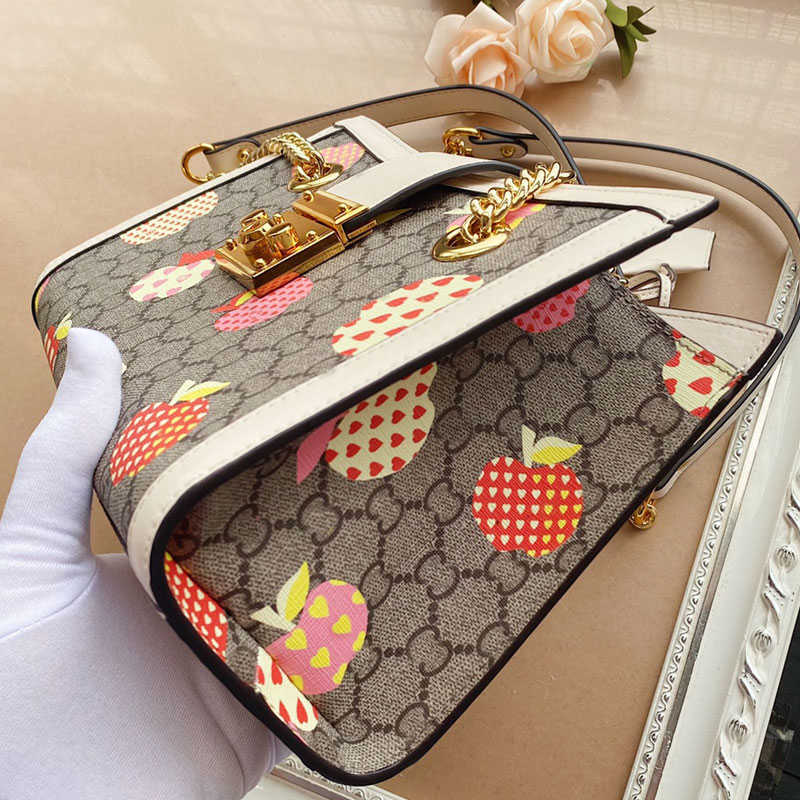CLASSIC FLOWER Women Gold Chain Bag Shoulder Backpack Bags Classic Letter Prints Crossbody Handbag Purse High Capacity Rote Pouch Heart Apple
CLASSIC FLOWER Women Gold Chain Bag Shoulder Backpack Bags Classic Letter Prints Crossbody Handbag Purse High Capacity Rote Pouch Heart Apple
