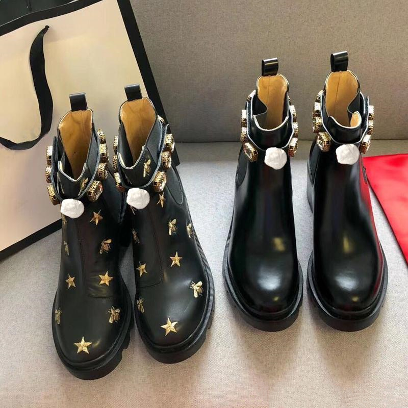 Designer Womens Boots Martin Short boot 100% Cowhide Belt Buckle Metal Women Shoes Classic Bee Thick Heels Leather High Heeled Fashion Diamond Boot Large Size 35-42
Designer Womens Boots Martin Short boot 100% Cowhide Belt Buckle Metal Women Shoes Classic Bee Thick Heels Leather High Heeled Fashion Diamond Boot Large Size 35-42