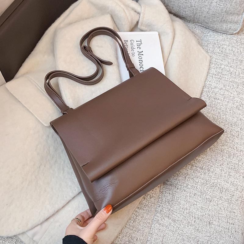 European and American Fashion Ladies Portable Large-capacity One-shoulder Messenger Bag 2021 New Fashion Simple Small Square Bag, Black
European and American Fashion Ladies Portable Large-capacity One-shoulder Messenger Bag 2021 New Fashion Simple Small Square Bag, Black