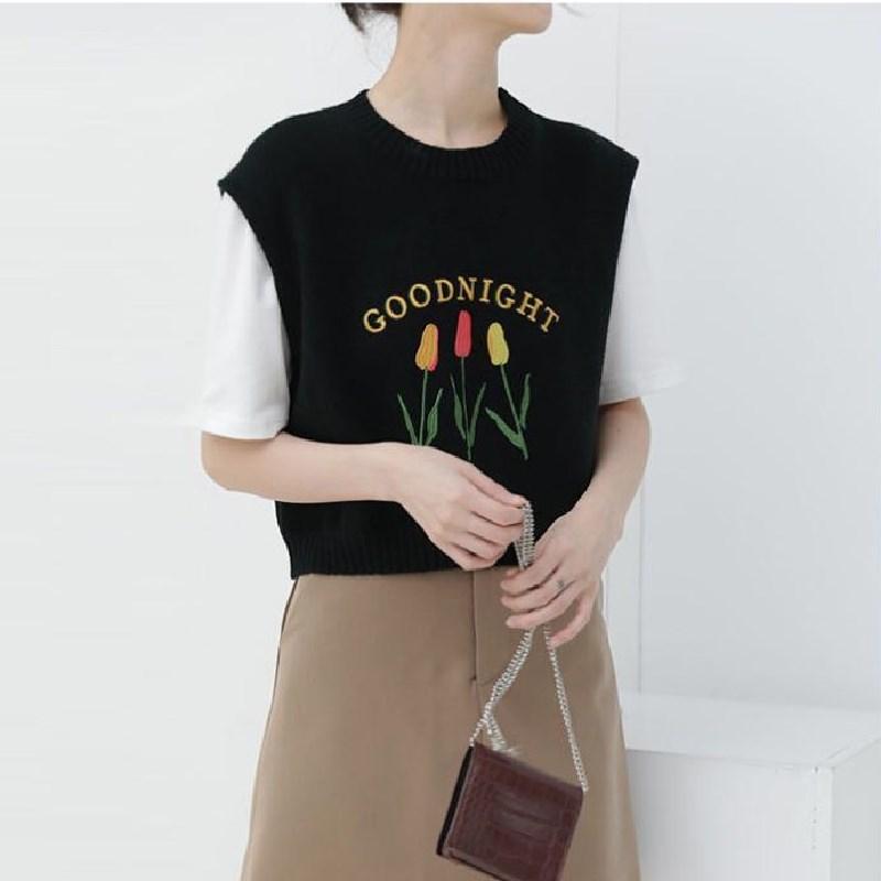 Knit Sweater Vest Women 2020 Autumn Korean Style Vintage Floral Embroidery Sleeveless Pullover Waistcoat Knitwear Tank Tops T553, Black
Knit Sweater Vest Women 2020 Autumn Korean Style Vintage Floral Embroidery Sleeveless Pullover Waistcoat Knitwear Tank Tops T553, Black