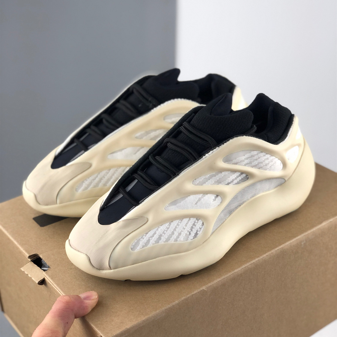 2020 New 700 V3 Azareth Alvah Azael Black White Running Shoes Kanye West V3 Sports Sneakers Men Women Trainers
2020 New 700 V3 Azareth Alvah Azael Black White Running Shoes Kanye West V3 Sports Sneakers Men Women Trainers