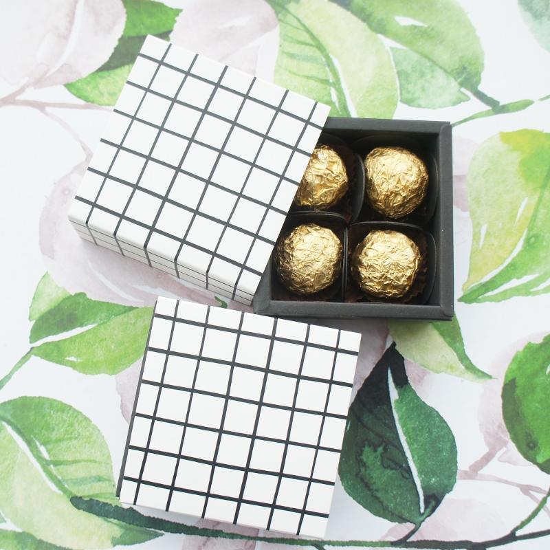 8.9*8.9*3.5CM black white Lattice grid pattern 10 set Chocolate Paper Box valentine wedding Party Gifts Packing Boxes
8.9*8.9*3.5CM black white Lattice grid pattern 10 set Chocolate Paper Box valentine wedding Party Gifts Packing Boxes