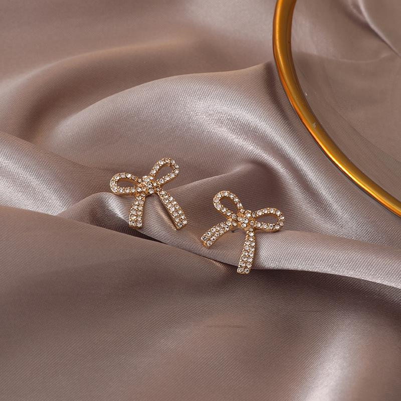 Korean Fashion Hollow Bowknot Stud Earrings for Women Shiny Rhinestone Crystal Bow Tie Clip On Earrings Elegant Jewelry Gifts
Korean Fashion Hollow Bowknot Stud Earrings for Women Shiny Rhinestone Crystal Bow Tie Clip On Earrings Elegant Jewelry Gifts