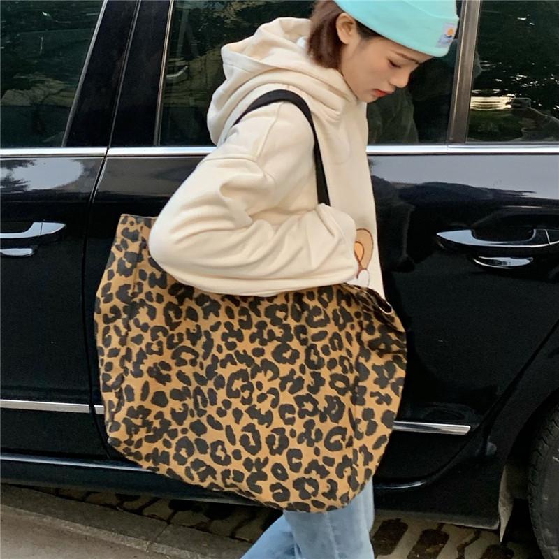 Fashion Winter Zebra Leopard Pattern Stitching Large Capacity Shoulder Bag Simple Big Tote Shopping Bag For woman 2021, Leopard print 
Fashion Winter Zebra Leopard Pattern Stitching Large Capacity Shoulder Bag Simple Big Tote Shopping Bag For woman 2021, Leopard print