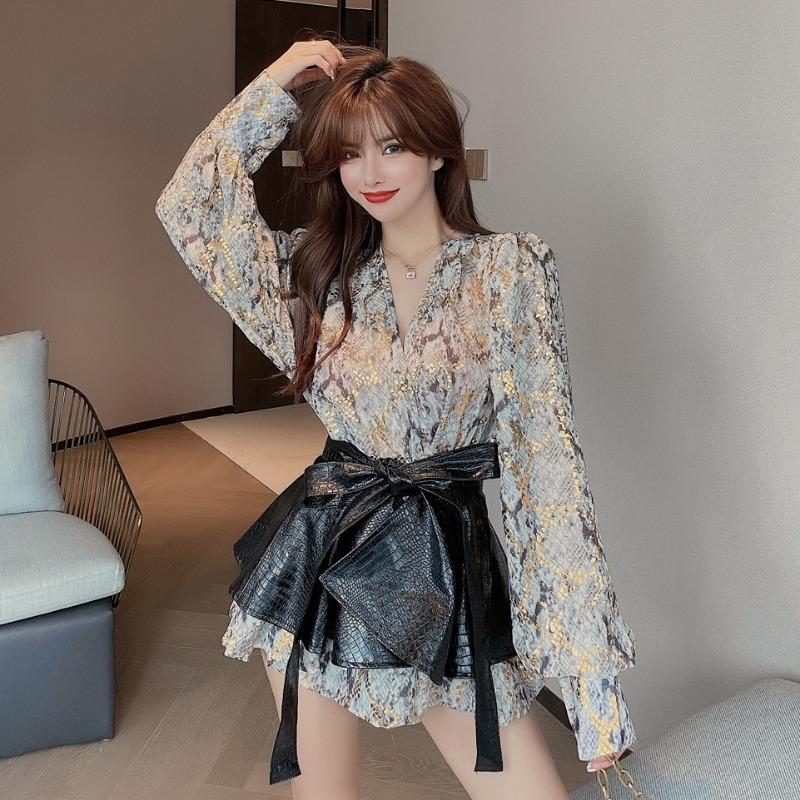 Vintage Women Gold Stamp Shirts with PU Belt Lady Sexy PU Belt with Pullovers Femme Women Sets 
Vintage Women Gold Stamp Shirts with PU Belt Lady Sexy PU Belt with Pullovers Femme Women Sets