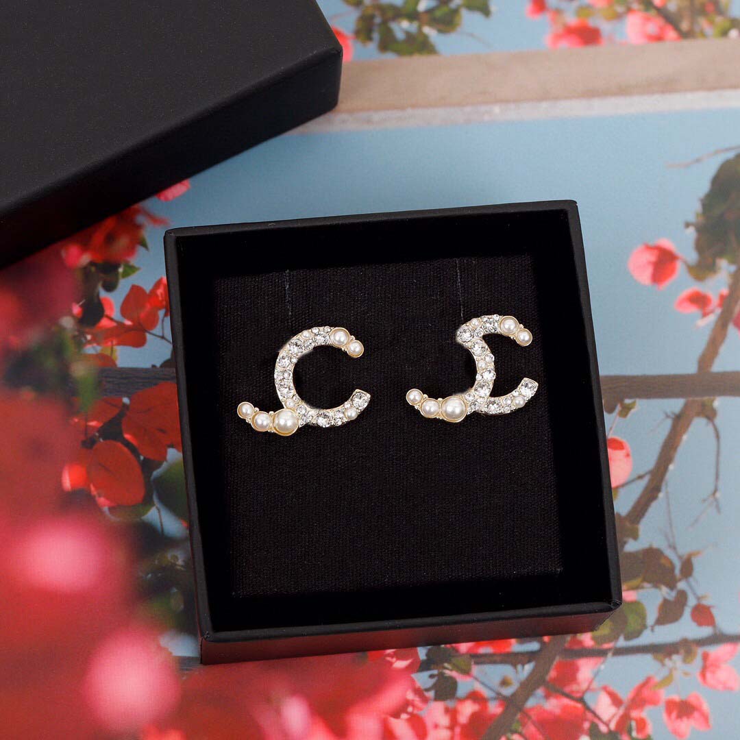 2022 Top quality Charm dangle stud earring with diamond and pearl nature shell for women wedding jewelry gift have box stamp PS7147
2022 Top quality Charm dangle stud earring with diamond and pearl nature shell for women wedding jewelry gift have box stamp PS7147